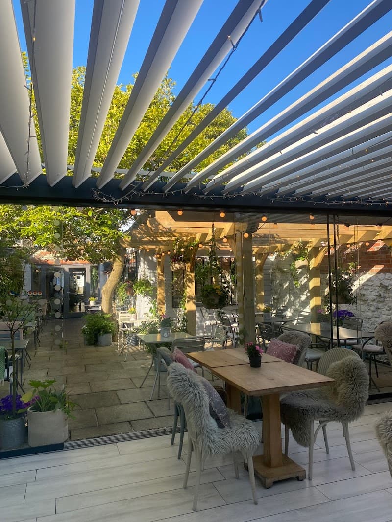 Driftwood Cafe: The Coastal Hideaway That 828 Reviewers Call Their Happy Place